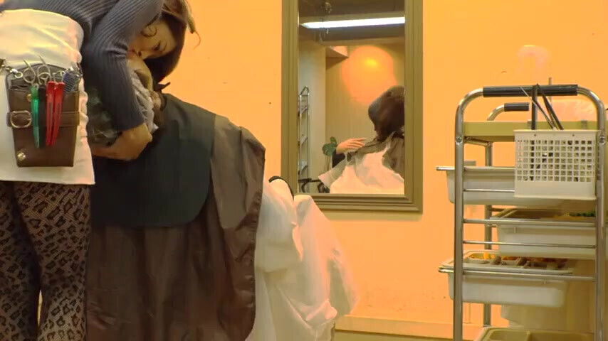 Salon Where Contact Never Stops