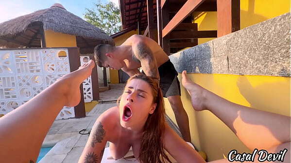 Encontrei duas GOSTOSAS piscina condom&iacute_nio, CASADO, n&atilde_o RESISTI essa TENTA&Ccedil_&Atilde_O