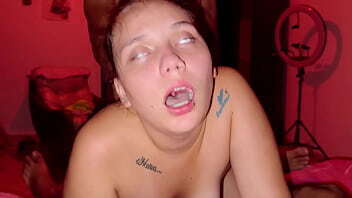 Sumisa Kitty exhibicionista follada hermanastro