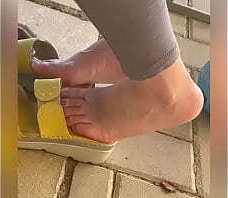 miei piedi nudi sudati