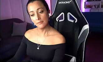 tiny panther luciendo hombros sensuales live