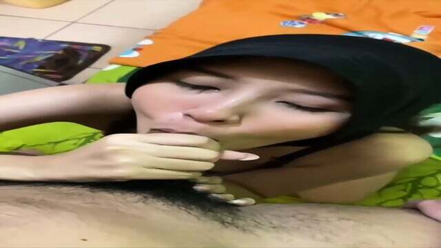 Mahasiswi Surabaya Suka nyepong suami orang