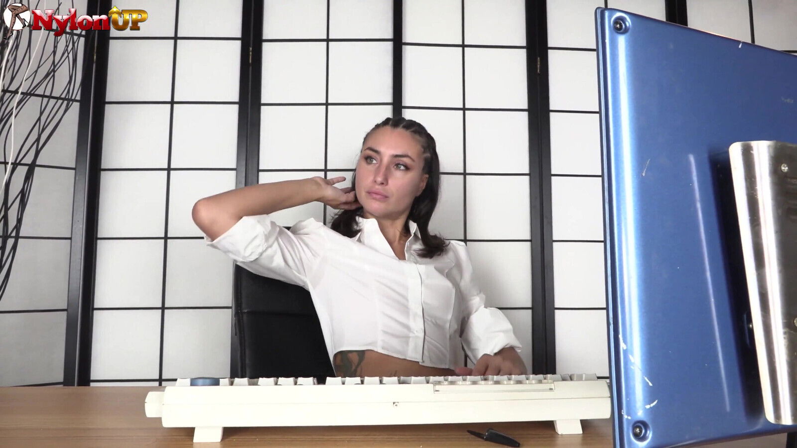 A Piss Play Break From a Brunette Sexytary