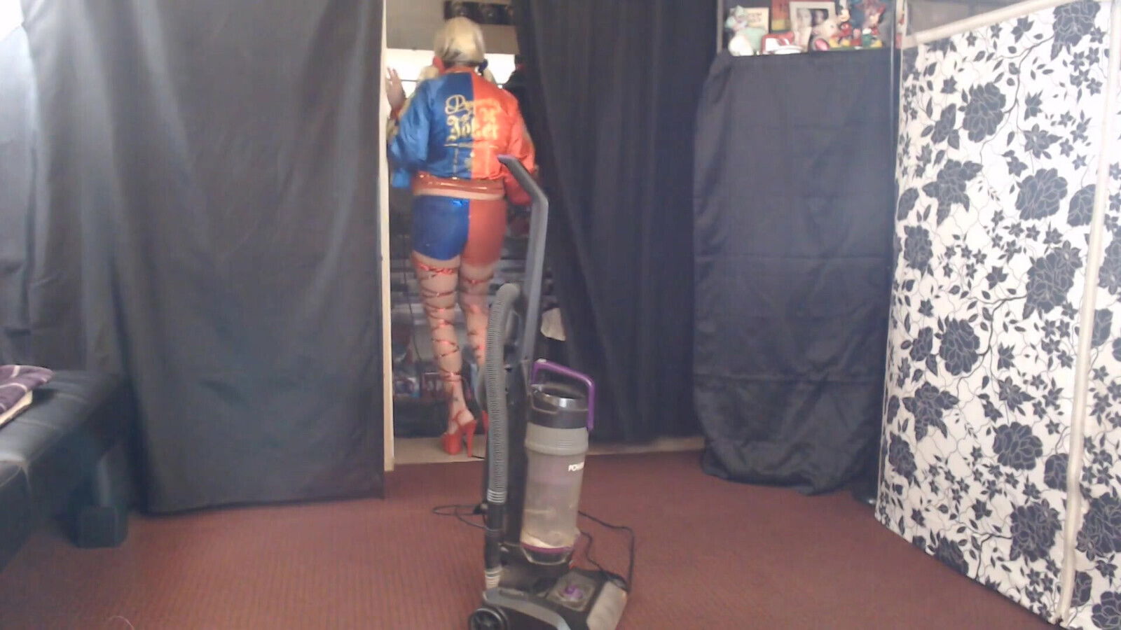 Harley Quinn slut vacuuming