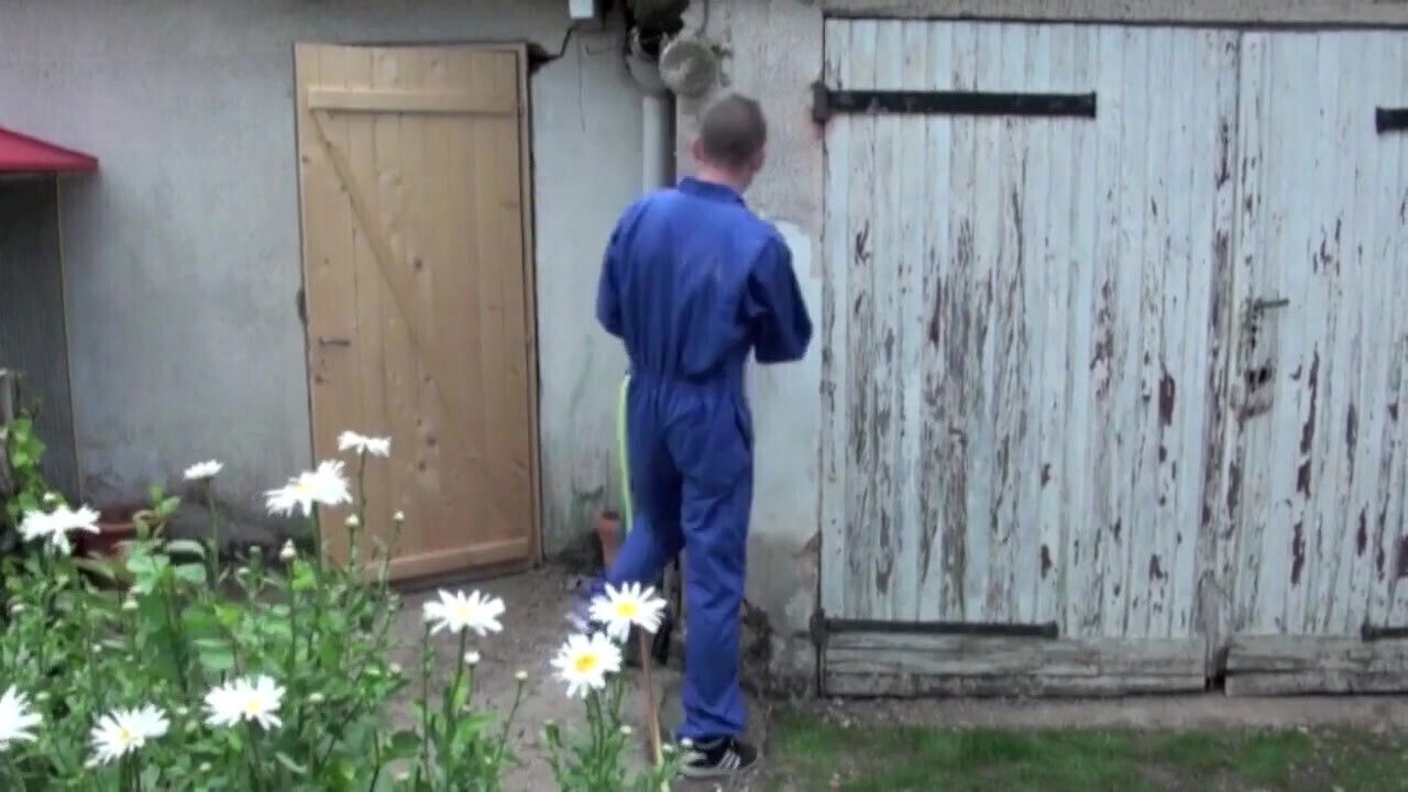 Straight worker accept to be sucked and fuck a gay outdoor