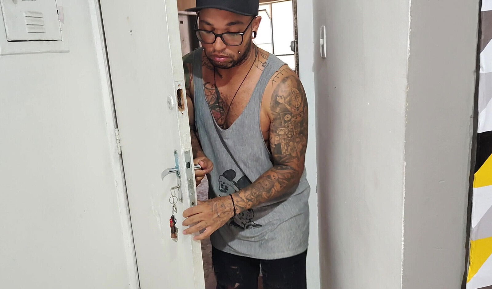 Brazilian Married Woman Seduces Her Bodyguard While Her Husband Watches