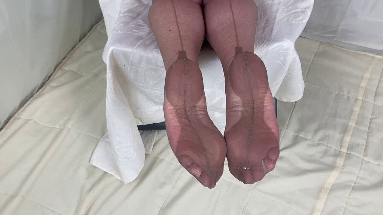 Mrs Mature Feet showing off 1960's Classic stockings and playing with her pussy