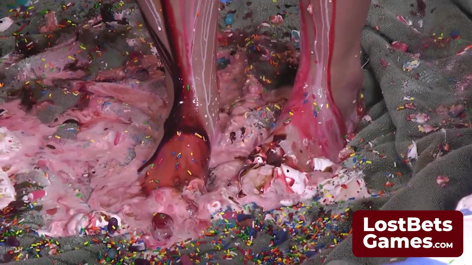 A Tantalizing Strip Facial Game Where Girls Take Turns with a Knob