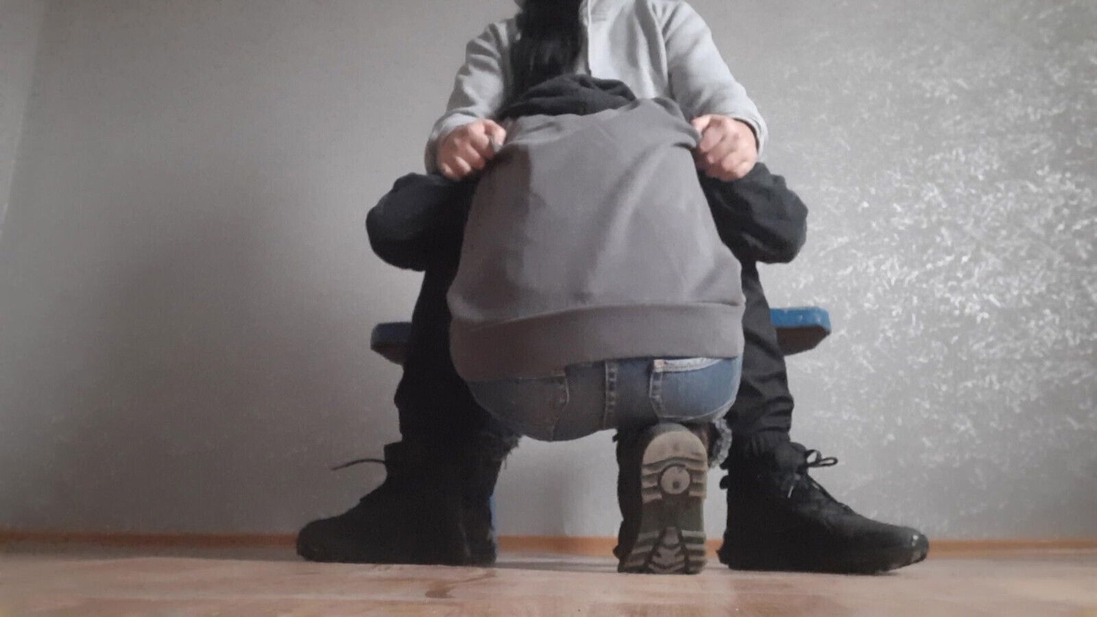 My married neighbor licks my pussy in her uninhabited apartment so that her husband doesn't find out about it