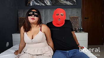 Cornudo le venda los ojos a su esposa y la pone a mamar 2 vergas de desconocidos.