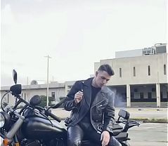 Rauchender motorrad junge