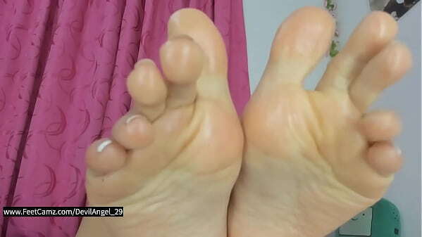 Colombiana&rsquo_s Soles Rub and Stretch Right at You