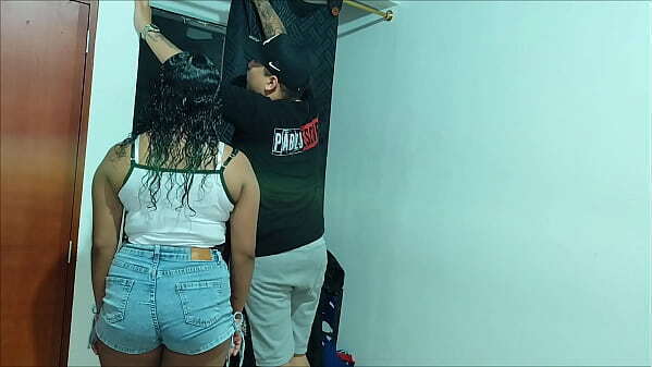 AYUDO A MI VECINA A COLOCAR SU VENTANA Y ME LA FOLLO DESPUES DE ARREGLARLE SU CORTINA, ELLA ME DIJO QUE LE METIERA MI PENE PORQUE SU NOVIO NO LA FOLLA