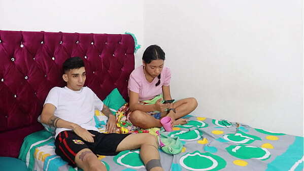 COMPARTO CAMA CON MI HERMAANSTRA MORENA LATINA COLOMBIANA Y LE LLENO SU CO&Ntilde_O DE LECHE - PORNO CASERO