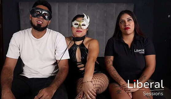 cornudo observa a su hotwife con tres hombres