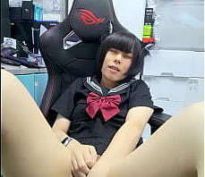 Taiwan Wei Xin Wearing a sailor suit and playing with a transparent toy