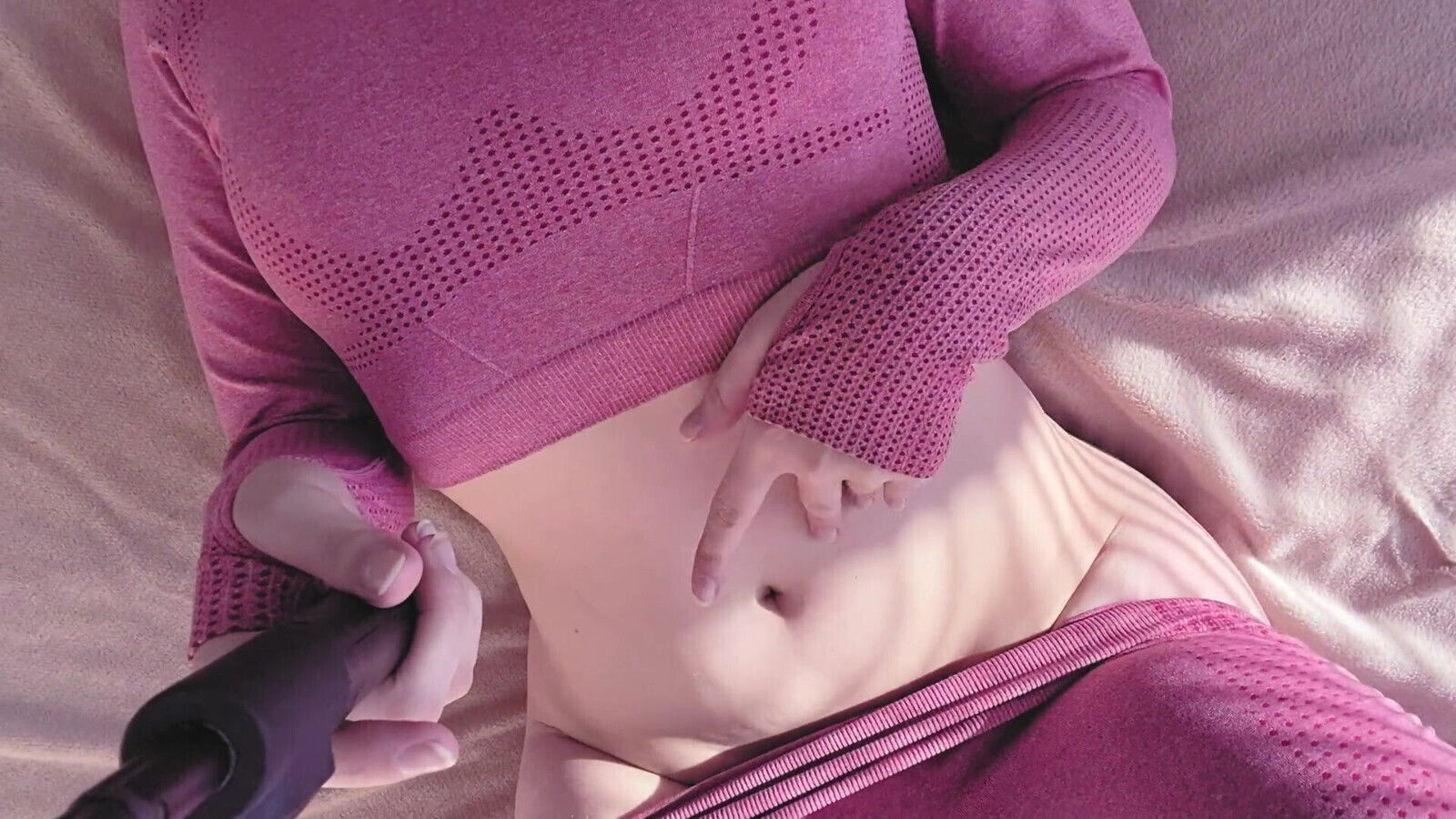 Juicy Beauty in Sports Leggings Jerks off Wet Pussy