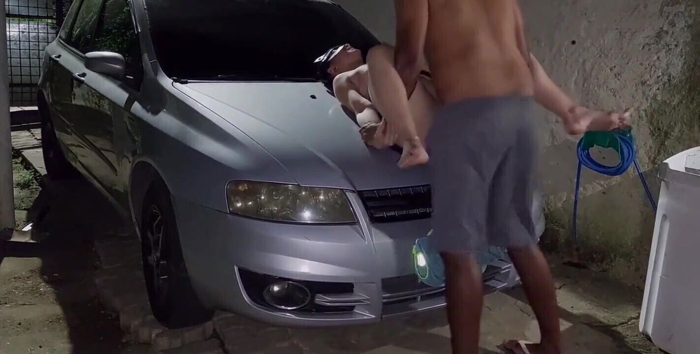 Horny Couple Had Sex in the Backyard Without Caring About the Strangers They Absorbed From the Street