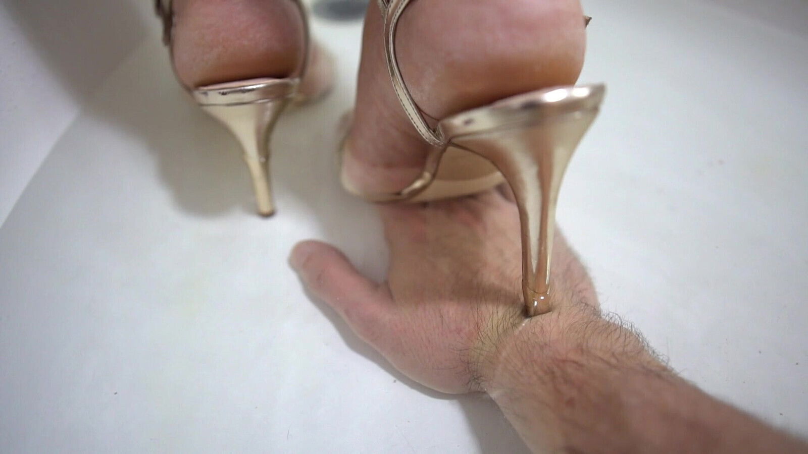 Step on the bathtub on your hands