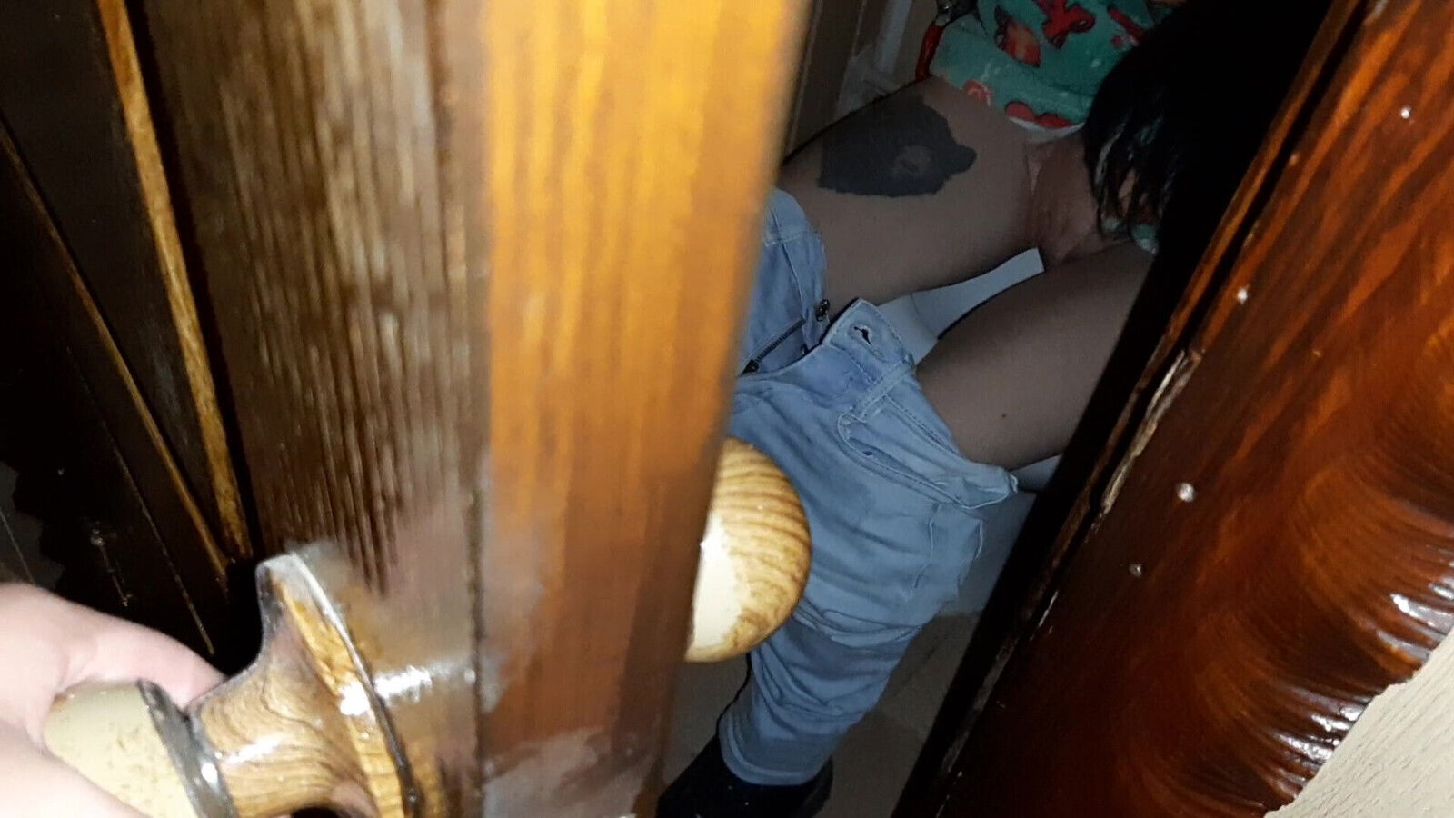 I heard moans from the toilet and spied on my stepsister