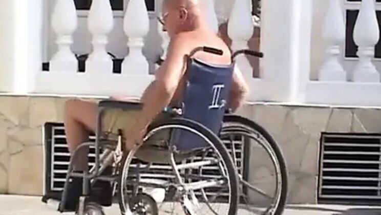 Granny Outdoor Blowjob and Cumshot - English Hairless Pussy