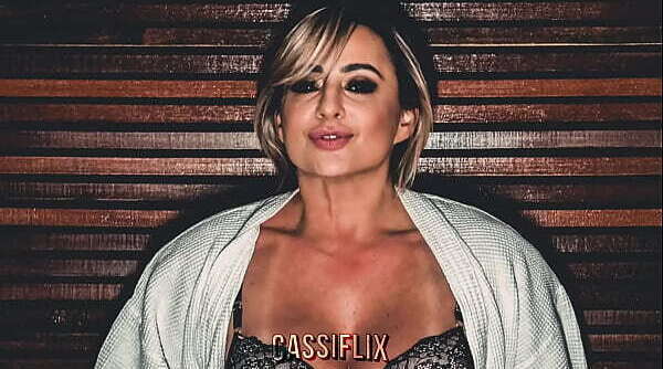 Olha s&oacute_ como esse pauzudo gostoso deixou minha buceta.. assista completo no cassiflix