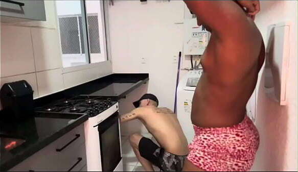 Meu vizinho casado me deu o c&uacute_ e me mamou quando sua esposa n&atilde_o estava