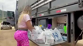 toda a jente pensa que ajente so ta asasistindo o videos dela so pelo contiodo mas nos sabemos que e so pelo corpo dela