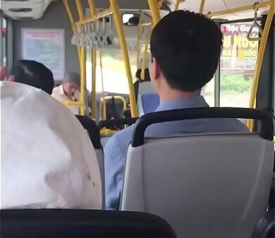 thu dam xuat tinh tren xe bus.MOV