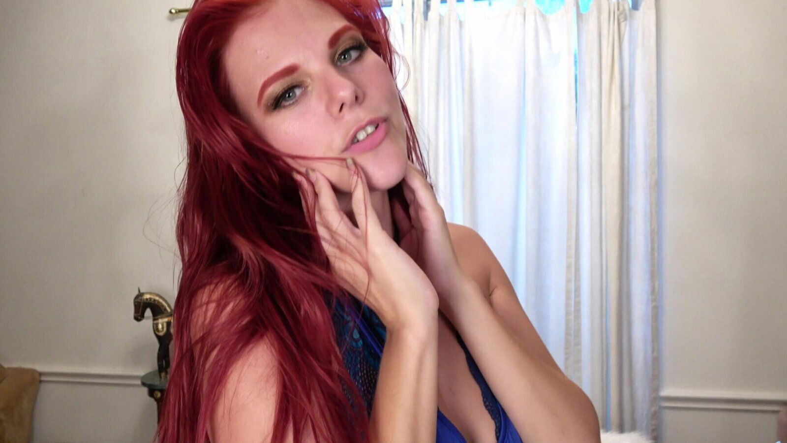 Redhead cougar solo model Devyn Lux enjoys a hot lunch break orgasm