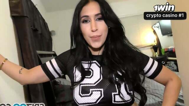 Valeria Kay, a bela cubana, fodida por um pau enorme em uma cena quente e intensa.