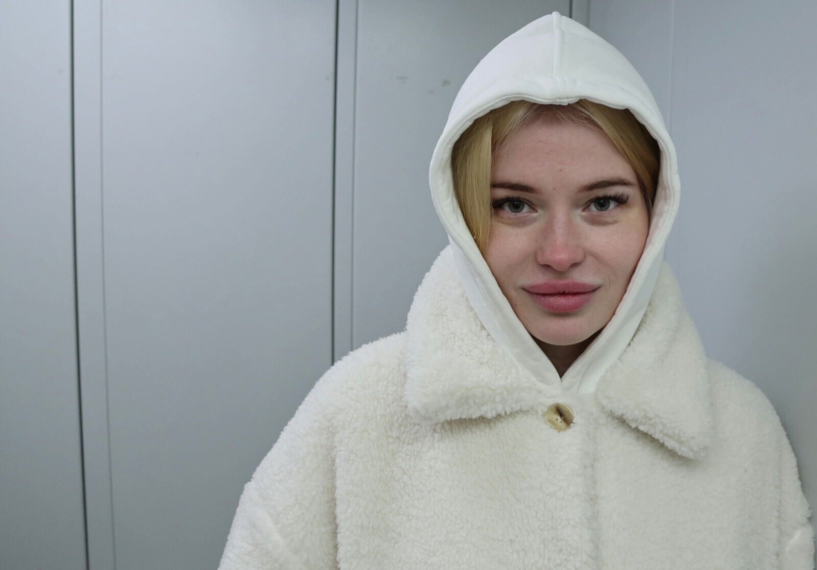 I give a stranger a blowjob in the entryway