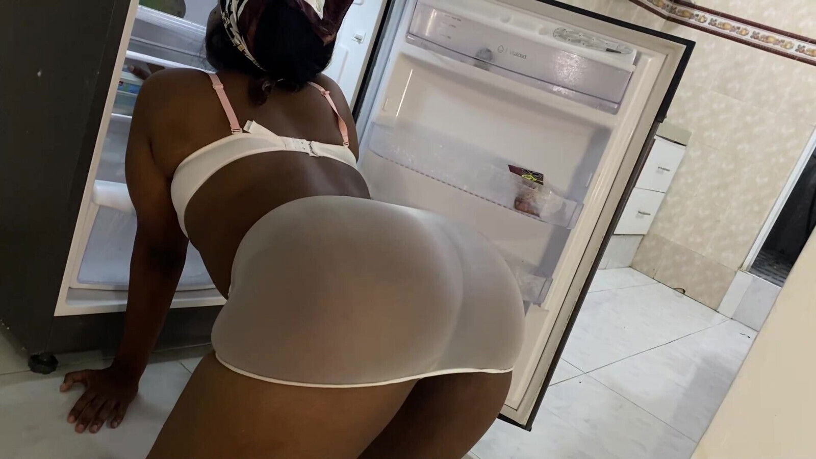 MAID GETS CUMSHOT WHEN HER BOSS COMES HOME FROM WORK