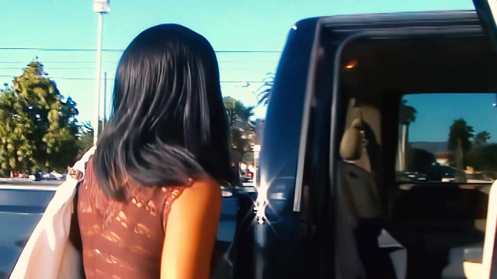 Lisa Strokes has a tiny black adventure