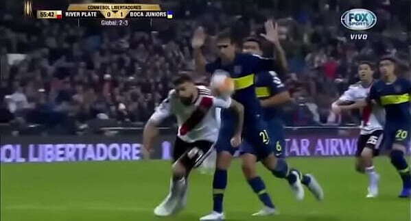 Terrible cogida le meten a esta puta cerda en Madird River 3-1 Boca