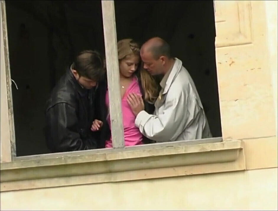 Curly haired babe gets her pussy pounded outdoors