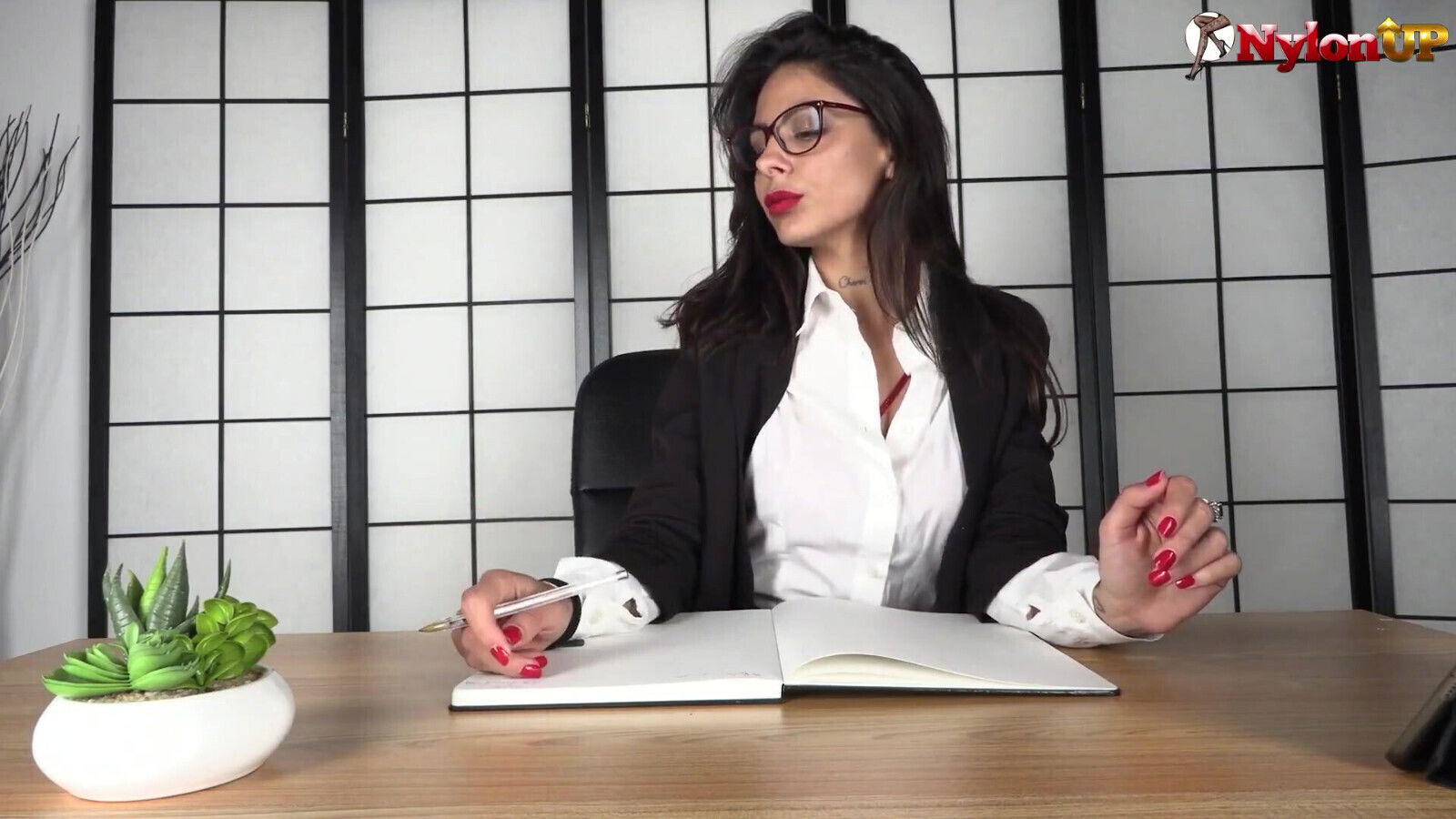 Horny Secretary Entices Her Boss for a Well-deserved Foot Worship on Her Table