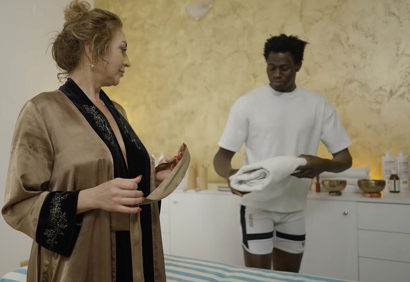 I Fuck a Horny MILF in My Massage Studio. She Gives It Her All.