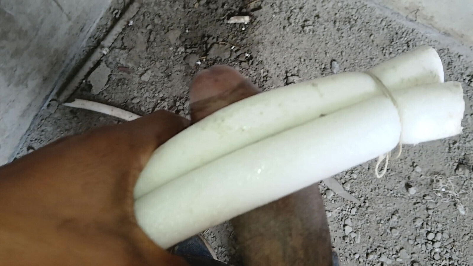 Indian boy big land se muthi Mari back land