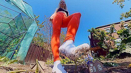 Maria Braun In Giantess Maria Zertritt Ein Ganzes Dorf