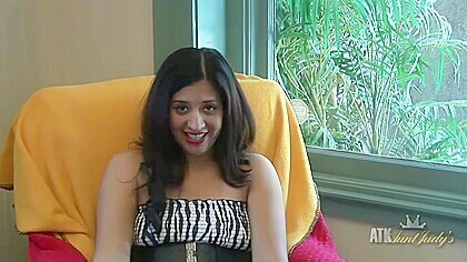 Natalie Lips - Loves To Play With Her Nice Sexy Pussy