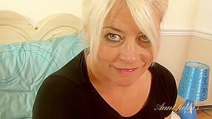 Amateur Fingers Her Box Well With Amber Jewell