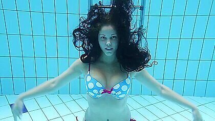 Busty underwater Iva Brizgina and Paulinka