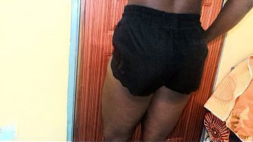 Une jeune femme africaine invite un Sugar dans sa chambre