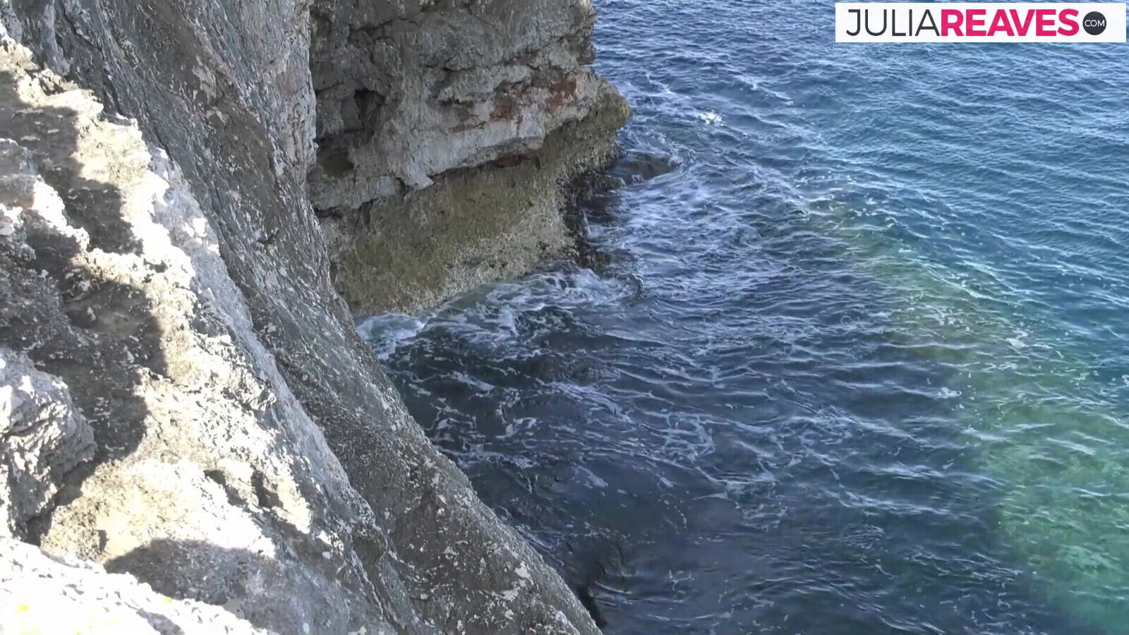 Horny girl masturbates before giving a hand job to a cumshot