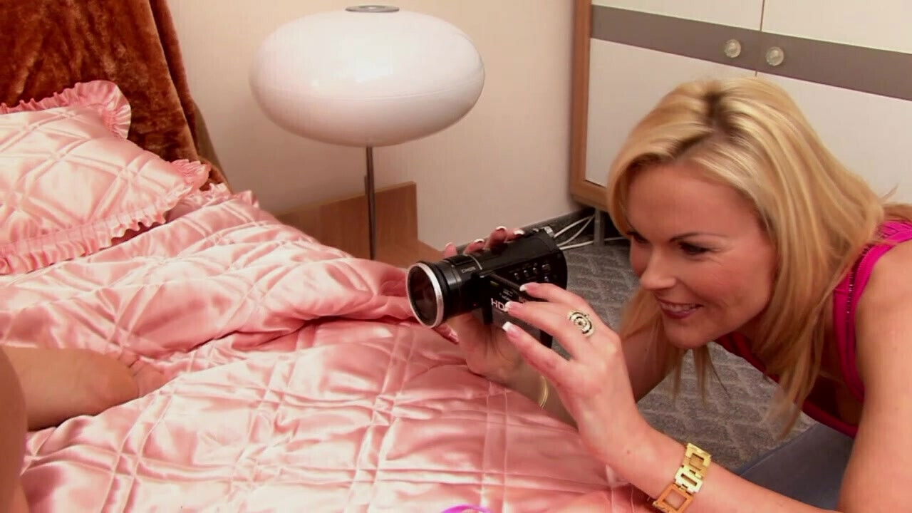 Lesbian Threesome for Three Sluts Filming Their Pussy