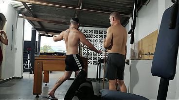 jogando bilhar com as meias-irmas, duas rabudas