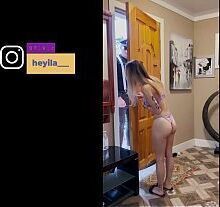 Poliziotto sorprende una troia mentre riceve i clienti, aspetta che finisca e le bussa alla porta per scoparla e riempirla di sborra Role Play