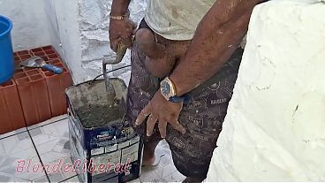 Pedreiro pediu pagamento do servi&ccedil_o em BUCETA E CUZINHO e como n&atilde_o sou boba aceitei, pois j&aacute_ estava molhadinha vendo ele trabalhar de pica dura - Trailer