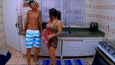 Minha Madrasta descobriu meus v&iacute_deos na net, ela viu o volume e n&atilde_o si aguento e quis experimenta tamb&eacute_m safa disse que vai fica tudo em segredo.(VIDEO COMPLETO NO RED)